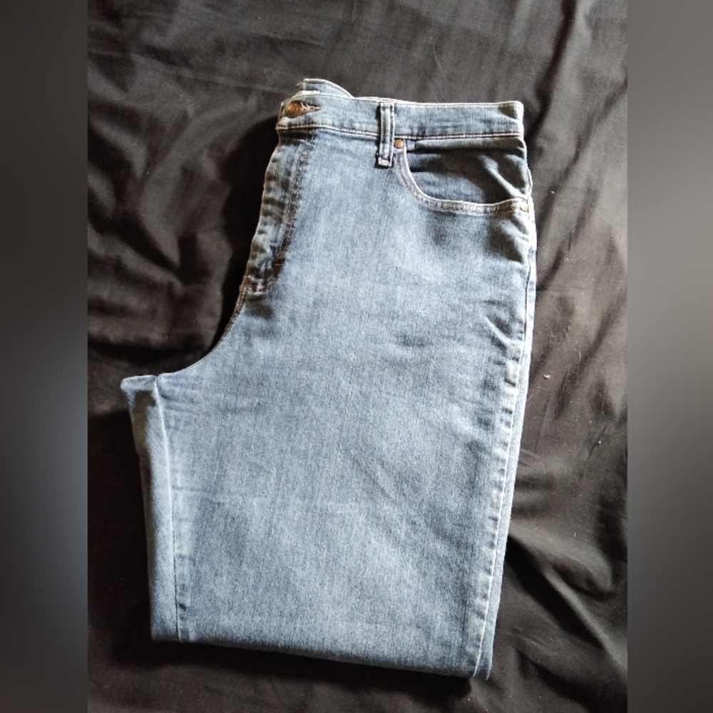 Lee Jeans Relaxed Fit Size 18 Med Wash 5 Pocket Zip and Button Closure
